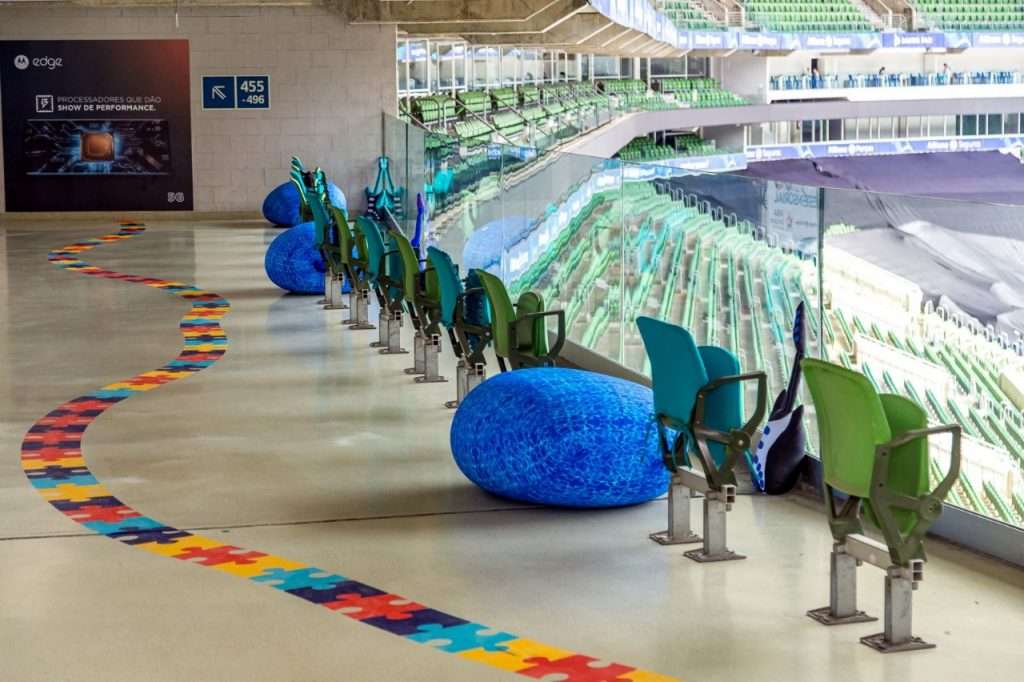Foto mostra cadeiras dedicadas a pessoas com TEA na arquibancada do estádio