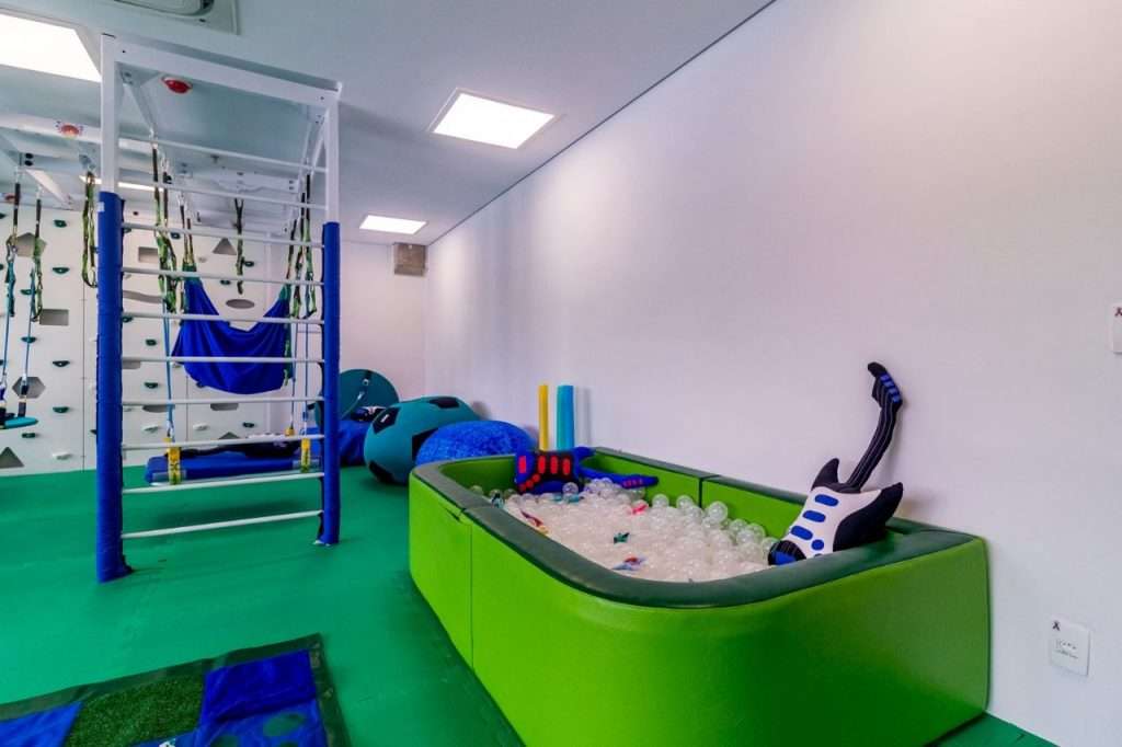 Espaço conta com brinquedos, como uma piscina de bolinhas e uma guitarra infantil, além de outros equipamentos para uso de pessoas com TEA.